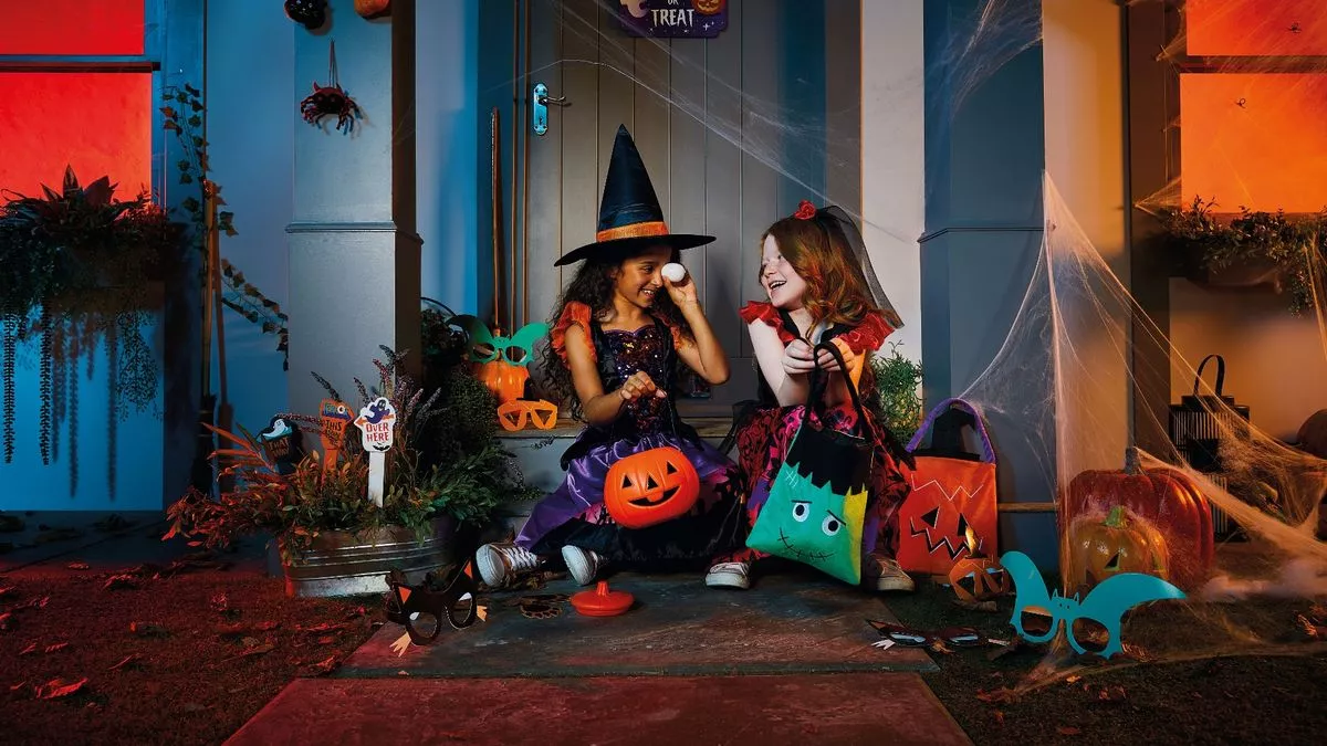 Front Page -Halloween Store 0 ERR WOL 121022 halloweenoutfit1 01jpeg